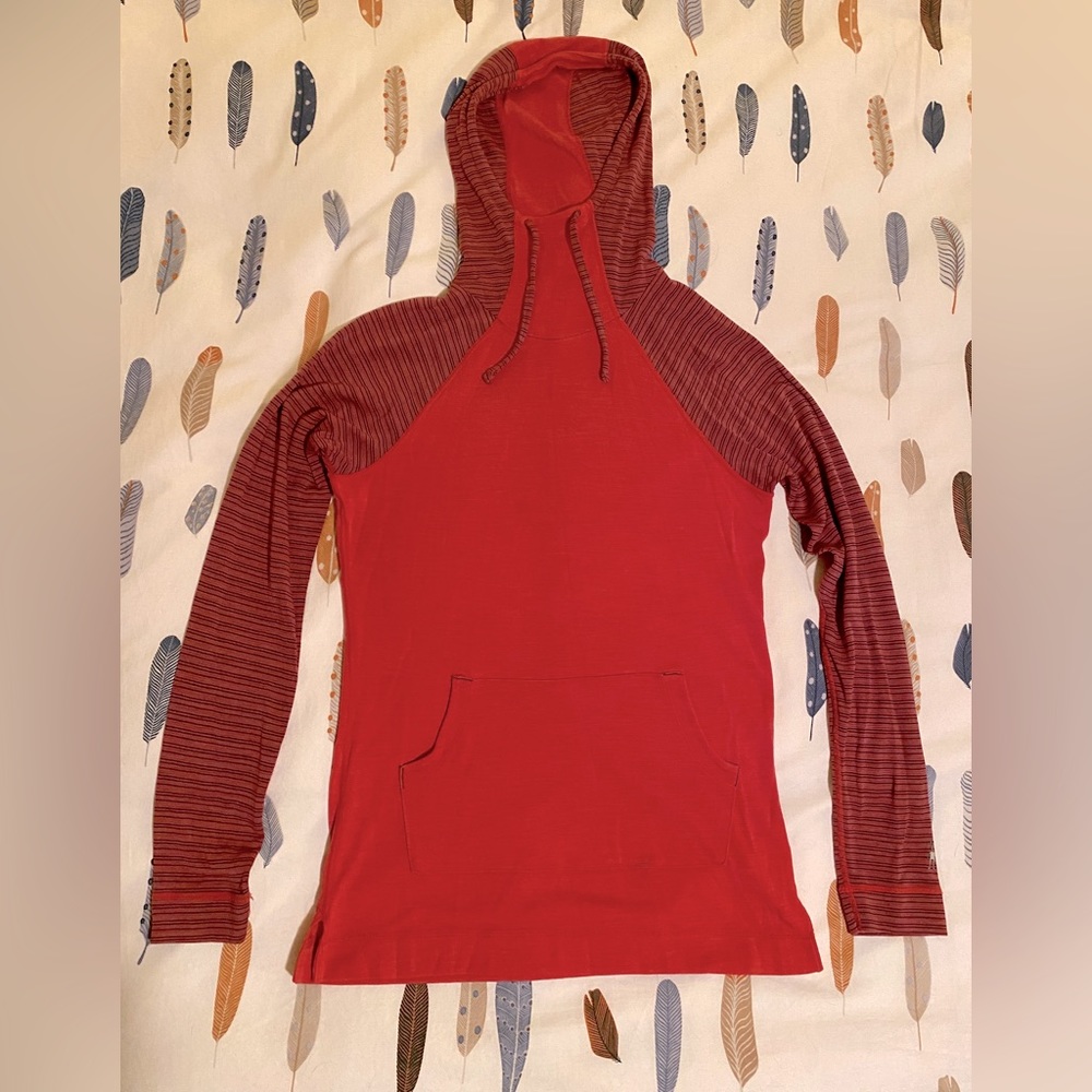 Women’s Smartwool 150 base layer hoodie size L, fits very snugly!